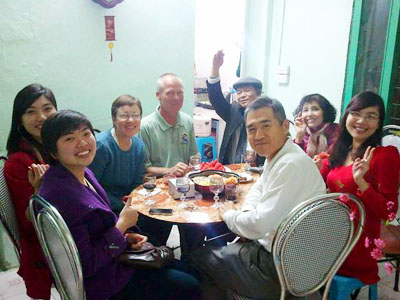 Giảng viên Yongjean John (áo trắng) ăn Tết tại một gia đình Việt Nam